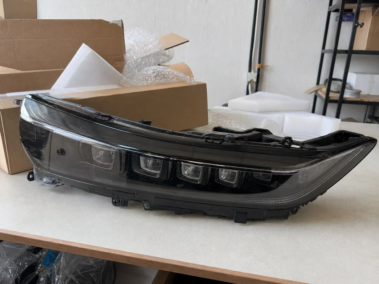 Zeekr 001, 2023: Left front headlight — aftermarket, side and connector checked by VIN