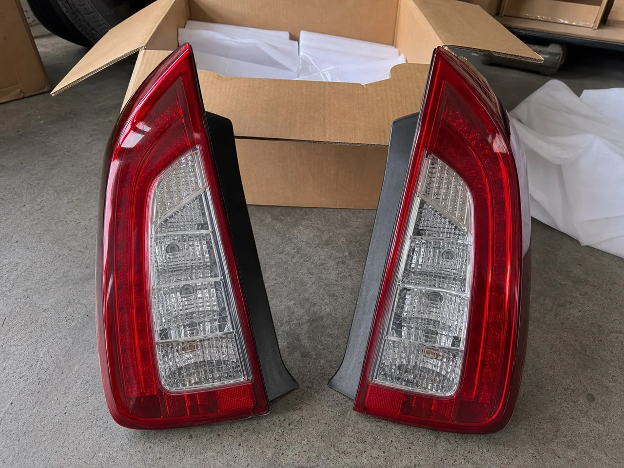 Toyota Prius ZVW30, 2012: Pair of LED tail lights — aftermarket, both sides